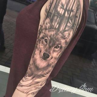 Niesamowite w swojej formie tatuaże-rękawy zajmują cała powierzchnię ramiona i przedramiona. Tworzą jednolitą zdobiącą ciało całość. Taki graficzny rękaw na skórze to tatuaż szczególnie ciekawy w przypadku aktywnych, silnych mężczyzn. 