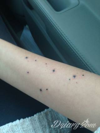 Niesamowite w swojej formie tatuaże-rękawy zajmują cała powierzchnię ramiona i przedramiona. Tworzą jednolitą zdobiącą ciało całość. Taki graficzny rękaw na skórze to tatuaż szczególnie ciekawy w przypadku aktywnych, silnych mężczyzn. 