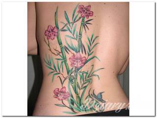 Niesamowite w swojej formie tatuaże-rękawy zajmują cała powierzchnię ramiona i przedramiona. Tworzą jednolitą zdobiącą ciało całość. Taki graficzny rękaw na skórze to tatuaż szczególnie ciekawy w przypadku aktywnych, silnych mężczyzn. 