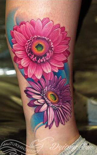 Niesamowite w swojej formie tatuaże-rękawy zajmują cała powierzchnię ramiona i przedramiona. Tworzą jednolitą zdobiącą ciało całość. Taki graficzny rękaw na skórze to tatuaż szczególnie ciekawy w przypadku aktywnych, silnych mężczyzn. 