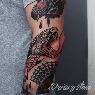 Niesamowite w swojej formie tatuaże-rękawy zajmują cała powierzchnię ramiona i przedramiona. Tworzą jednolitą zdobiącą ciało całość. Taki graficzny rękaw na skórze to tatuaż szczególnie ciekawy w przypadku aktywnych, silnych mężczyzn. 