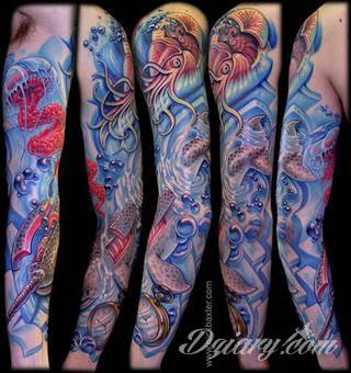 Niesamowite w swojej formie tatuaże-rękawy zajmują cała powierzchnię ramiona i przedramiona. Tworzą jednolitą zdobiącą ciało całość. Taki graficzny rękaw na skórze to tatuaż szczególnie ciekawy w przypadku aktywnych, silnych mężczyzn. 