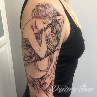 Niesamowite w swojej formie tatuaże-rękawy zajmują cała powierzchnię ramiona i przedramiona. Tworzą jednolitą zdobiącą ciało całość. Taki graficzny rękaw na skórze to tatuaż szczególnie ciekawy w przypadku aktywnych, silnych mężczyzn. 