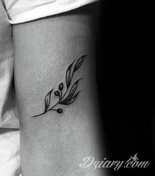 Niesamowite w swojej formie tatuaże-rękawy zajmują cała powierzchnię ramiona i przedramiona. Tworzą jednolitą zdobiącą ciało całość. Taki graficzny rękaw na skórze to tatuaż szczególnie ciekawy w przypadku aktywnych, silnych mężczyzn. 