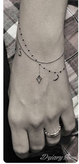 Niesamowite w swojej formie tatuaże-rękawy zajmują cała powierzchnię ramiona i przedramiona. Tworzą jednolitą zdobiącą ciało całość. Taki graficzny rękaw na skórze to tatuaż szczególnie ciekawy w przypadku aktywnych, silnych mężczyzn. 