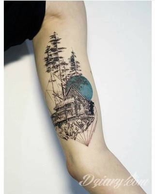 Niesamowite w swojej formie tatuaże-rękawy zajmują cała powierzchnię ramiona i przedramiona. Tworzą jednolitą zdobiącą ciało całość. Taki graficzny rękaw na skórze to tatuaż szczególnie ciekawy w przypadku aktywnych, silnych mężczyzn. 