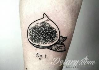 Niesamowite w swojej formie tatuaże-rękawy zajmują cała powierzchnię ramiona i przedramiona. Tworzą jednolitą zdobiącą ciało całość. Taki graficzny rękaw na skórze to tatuaż szczególnie ciekawy w przypadku aktywnych, silnych mężczyzn. 