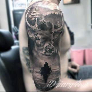 Niesamowite w swojej formie tatuaże-rękawy zajmują cała powierzchnię ramiona i przedramiona. Tworzą jednolitą zdobiącą ciało całość. Taki graficzny rękaw na skórze to tatuaż szczególnie ciekawy w przypadku aktywnych, silnych mężczyzn. 