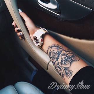 Niesamowite w swojej formie tatuaże-rękawy zajmują cała powierzchnię ramiona i przedramiona. Tworzą jednolitą zdobiącą ciało całość. Taki graficzny rękaw na skórze to tatuaż szczególnie ciekawy w przypadku aktywnych, silnych mężczyzn. 