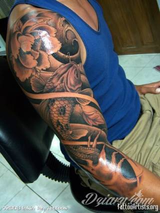 Niesamowite w swojej formie tatuaże-rękawy zajmują cała powierzchnię ramiona i przedramiona. Tworzą jednolitą zdobiącą ciało całość. Taki graficzny rękaw na skórze to tatuaż szczególnie ciekawy w przypadku aktywnych, silnych mężczyzn. 