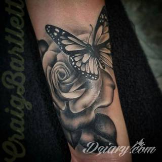 Niesamowite w swojej formie tatuaże-rękawy zajmują cała powierzchnię ramiona i przedramiona. Tworzą jednolitą zdobiącą ciało całość. Taki graficzny rękaw na skórze to tatuaż szczególnie ciekawy w przypadku aktywnych, silnych mężczyzn. 