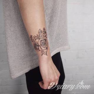 Niesamowite w swojej formie tatuaże-rękawy zajmują cała powierzchnię ramiona i przedramiona. Tworzą jednolitą zdobiącą ciało całość. Taki graficzny rękaw na skórze to tatuaż szczególnie ciekawy w przypadku aktywnych, silnych mężczyzn. 