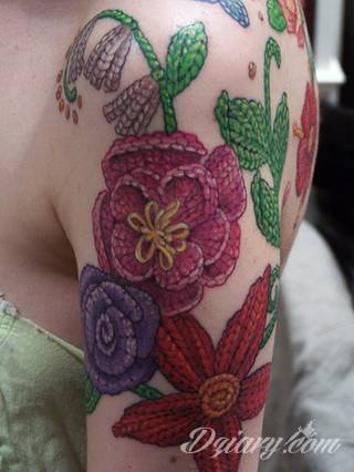 Niesamowite w swojej formie tatuaże-rękawy zajmują cała powierzchnię ramiona i przedramiona. Tworzą jednolitą zdobiącą ciało całość. Taki graficzny rękaw na skórze to tatuaż szczególnie ciekawy w przypadku aktywnych, silnych mężczyzn. 