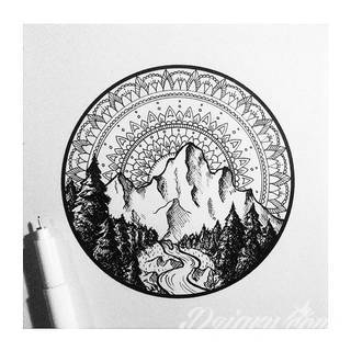 Niesamowite w swojej formie tatuaże-rękawy zajmują cała powierzchnię ramiona i przedramiona. Tworzą jednolitą zdobiącą ciało całość. Taki graficzny rękaw na skórze to tatuaż szczególnie ciekawy w przypadku aktywnych, silnych mężczyzn. 