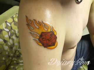 Niesamowite w swojej formie tatuaże-rękawy zajmują cała powierzchnię ramiona i przedramiona. Tworzą jednolitą zdobiącą ciało całość. Taki graficzny rękaw na skórze to tatuaż szczególnie ciekawy w przypadku aktywnych, silnych mężczyzn. 