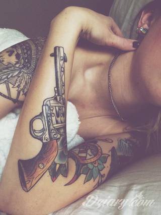 Niesamowite w swojej formie tatuaże-rękawy zajmują cała powierzchnię ramiona i przedramiona. Tworzą jednolitą zdobiącą ciało całość. Taki graficzny rękaw na skórze to tatuaż szczególnie ciekawy w przypadku aktywnych, silnych mężczyzn. 