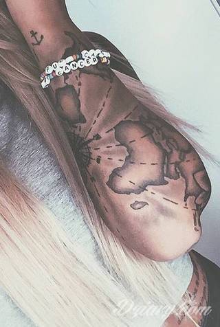 Niesamowite w swojej formie tatuaże-rękawy zajmują cała powierzchnię ramiona i przedramiona. Tworzą jednolitą zdobiącą ciało całość. Taki graficzny rękaw na skórze to tatuaż szczególnie ciekawy w przypadku aktywnych, silnych mężczyzn. 