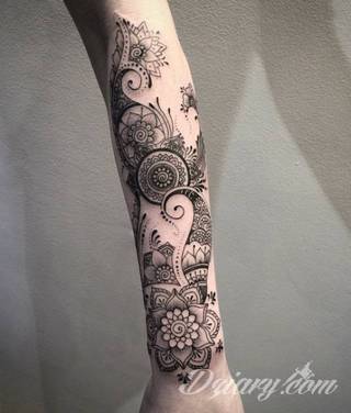 Niesamowite w swojej formie tatuaże-rękawy zajmują cała powierzchnię ramiona i przedramiona. Tworzą jednolitą zdobiącą ciało całość. Taki graficzny rękaw na skórze to tatuaż szczególnie ciekawy w przypadku aktywnych, silnych mężczyzn. 