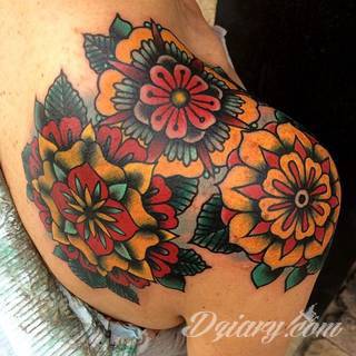 Niesamowite w swojej formie tatuaże-rękawy zajmują cała powierzchnię ramiona i przedramiona. Tworzą jednolitą zdobiącą ciało całość. Taki graficzny rękaw na skórze to tatuaż szczególnie ciekawy w przypadku aktywnych, silnych mężczyzn. 