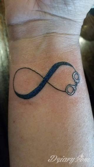 Niesamowite w swojej formie tatuaże-rękawy zajmują cała powierzchnię ramiona i przedramiona. Tworzą jednolitą zdobiącą ciało całość. Taki graficzny rękaw na skórze to tatuaż szczególnie ciekawy w przypadku aktywnych, silnych mężczyzn. 