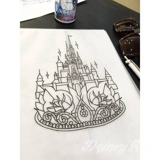 Niesamowite w swojej formie tatuaże-rękawy zajmują cała powierzchnię ramiona i przedramiona. Tworzą jednolitą zdobiącą ciało całość. Taki graficzny rękaw na skórze to tatuaż szczególnie ciekawy w przypadku aktywnych, silnych mężczyzn. 