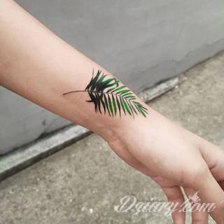 Niesamowite w swojej formie tatuaże-rękawy zajmują cała powierzchnię ramiona i przedramiona. Tworzą jednolitą zdobiącą ciało całość. Taki graficzny rękaw na skórze to tatuaż szczególnie ciekawy w przypadku aktywnych, silnych mężczyzn. 