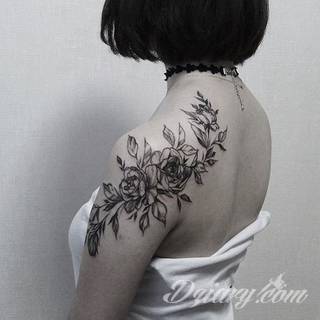 Niesamowite w swojej formie tatuaże-rękawy zajmują cała powierzchnię ramiona i przedramiona. Tworzą jednolitą zdobiącą ciało całość. Taki graficzny rękaw na skórze to tatuaż szczególnie ciekawy w przypadku aktywnych, silnych mężczyzn. 