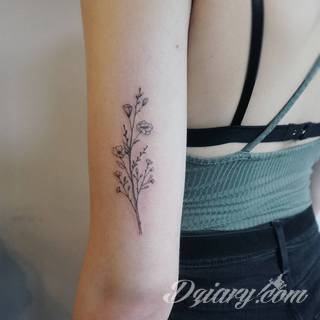 Niesamowite w swojej formie tatuaże-rękawy zajmują cała powierzchnię ramiona i przedramiona. Tworzą jednolitą zdobiącą ciało całość. Taki graficzny rękaw na skórze to tatuaż szczególnie ciekawy w przypadku aktywnych, silnych mężczyzn. 