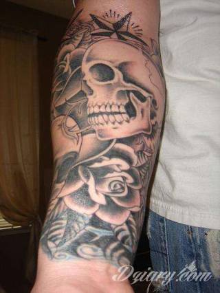 Niesamowite w swojej formie tatuaże-rękawy zajmują cała powierzchnię ramiona i przedramiona. Tworzą jednolitą zdobiącą ciało całość. Taki graficzny rękaw na skórze to tatuaż szczególnie ciekawy w przypadku aktywnych, silnych mężczyzn. 