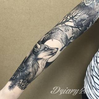 Niesamowite w swojej formie tatuaże-rękawy zajmują cała powierzchnię ramiona i przedramiona. Tworzą jednolitą zdobiącą ciało całość. Taki graficzny rękaw na skórze to tatuaż szczególnie ciekawy w przypadku aktywnych, silnych mężczyzn. 