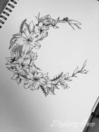 Niesamowite w swojej formie tatuaże-rękawy zajmują cała powierzchnię ramiona i przedramiona. Tworzą jednolitą zdobiącą ciało całość. Taki graficzny rękaw na skórze to tatuaż szczególnie ciekawy w przypadku aktywnych, silnych mężczyzn. 