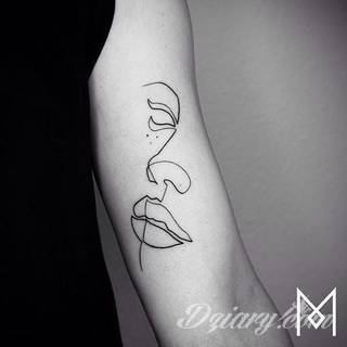 Niesamowite w swojej formie tatuaże-rękawy zajmują cała powierzchnię ramiona i przedramiona. Tworzą jednolitą zdobiącą ciało całość. Taki graficzny rękaw na skórze to tatuaż szczególnie ciekawy w przypadku aktywnych, silnych mężczyzn. 