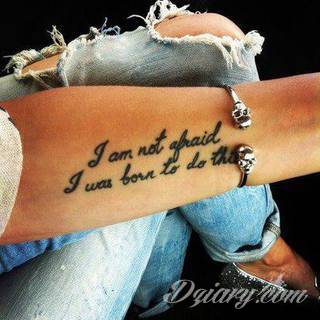 Niesamowite w swojej formie tatuaże-rękawy zajmują cała powierzchnię ramiona i przedramiona. Tworzą jednolitą zdobiącą ciało całość. Taki graficzny rękaw na skórze to tatuaż szczególnie ciekawy w przypadku aktywnych, silnych mężczyzn. 