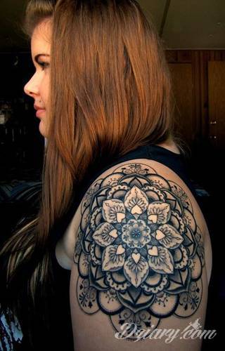 Niesamowite w swojej formie tatuaże-rękawy zajmują cała powierzchnię ramiona i przedramiona. Tworzą jednolitą zdobiącą ciało całość. Taki graficzny rękaw na skórze to tatuaż szczególnie ciekawy w przypadku aktywnych, silnych mężczyzn. 