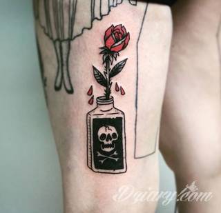 Niesamowite w swojej formie tatuaże-rękawy zajmują cała powierzchnię ramiona i przedramiona. Tworzą jednolitą zdobiącą ciało całość. Taki graficzny rękaw na skórze to tatuaż szczególnie ciekawy w przypadku aktywnych, silnych mężczyzn. 