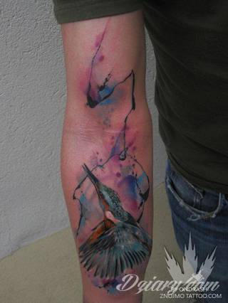 Niesamowite w swojej formie tatuaże-rękawy zajmują cała powierzchnię ramiona i przedramiona. Tworzą jednolitą zdobiącą ciało całość. Taki graficzny rękaw na skórze to tatuaż szczególnie ciekawy w przypadku aktywnych, silnych mężczyzn. 