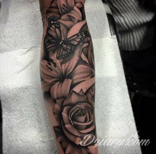 Niesamowite w swojej formie tatuaże-rękawy zajmują cała powierzchnię ramiona i przedramiona. Tworzą jednolitą zdobiącą ciało całość. Taki graficzny rękaw na skórze to tatuaż szczególnie ciekawy w przypadku aktywnych, silnych mężczyzn. 