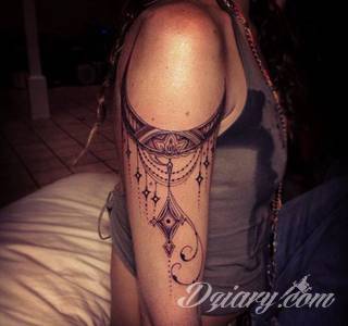 Niesamowite w swojej formie tatuaże-rękawy zajmują cała powierzchnię ramiona i przedramiona. Tworzą jednolitą zdobiącą ciało całość. Taki graficzny rękaw na skórze to tatuaż szczególnie ciekawy w przypadku aktywnych, silnych mężczyzn. 