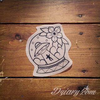 Niesamowite w swojej formie tatuaże-rękawy zajmują cała powierzchnię ramiona i przedramiona. Tworzą jednolitą zdobiącą ciało całość. Taki graficzny rękaw na skórze to tatuaż szczególnie ciekawy w przypadku aktywnych, silnych mężczyzn. 