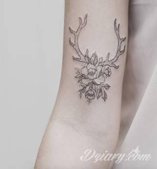 Niesamowite w swojej formie tatuaże-rękawy zajmują cała powierzchnię ramiona i przedramiona. Tworzą jednolitą zdobiącą ciało całość. Taki graficzny rękaw na skórze to tatuaż szczególnie ciekawy w przypadku aktywnych, silnych mężczyzn. 