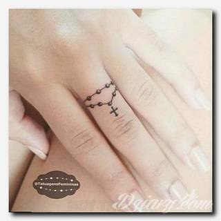 Niesamowite w swojej formie tatuaże-rękawy zajmują cała powierzchnię ramiona i przedramiona. Tworzą jednolitą zdobiącą ciało całość. Taki graficzny rękaw na skórze to tatuaż szczególnie ciekawy w przypadku aktywnych, silnych mężczyzn. 