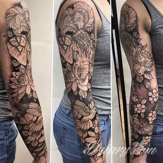 Niesamowite w swojej formie tatuaże-rękawy zajmują cała powierzchnię ramiona i przedramiona. Tworzą jednolitą zdobiącą ciało całość. Taki graficzny rękaw na skórze to tatuaż szczególnie ciekawy w przypadku aktywnych, silnych mężczyzn. 