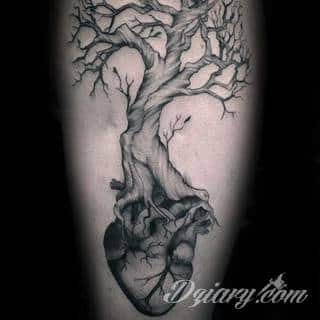 Niesamowite w swojej formie tatuaże-rękawy zajmują cała powierzchnię ramiona i przedramiona. Tworzą jednolitą zdobiącą ciało całość. Taki graficzny rękaw na skórze to tatuaż szczególnie ciekawy w przypadku aktywnych, silnych mężczyzn. 