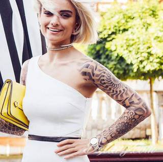 Niesamowite w swojej formie tatuaże-rękawy zajmują cała powierzchnię ramiona i przedramiona. Tworzą jednolitą zdobiącą ciało całość. Taki graficzny rękaw na skórze to tatuaż szczególnie ciekawy w przypadku aktywnych, silnych mężczyzn. 