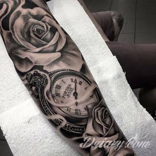 Niesamowite w swojej formie tatuaże-rękawy zajmują cała powierzchnię ramiona i przedramiona. Tworzą jednolitą zdobiącą ciało całość. Taki graficzny rękaw na skórze to tatuaż szczególnie ciekawy w przypadku aktywnych, silnych mężczyzn. 