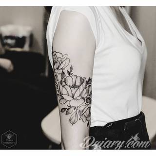 Niesamowite w swojej formie tatuaże-rękawy zajmują cała powierzchnię ramiona i przedramiona. Tworzą jednolitą zdobiącą ciało całość. Taki graficzny rękaw na skórze to tatuaż szczególnie ciekawy w przypadku aktywnych, silnych mężczyzn. 