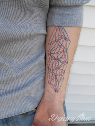 Niesamowite w swojej formie tatuaże-rękawy zajmują cała powierzchnię ramiona i przedramiona. Tworzą jednolitą zdobiącą ciało całość. Taki graficzny rękaw na skórze to tatuaż szczególnie ciekawy w przypadku aktywnych, silnych mężczyzn. 