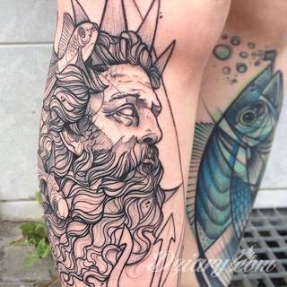 Niesamowite w swojej formie tatuaże-rękawy zajmują cała powierzchnię ramiona i przedramiona. Tworzą jednolitą zdobiącą ciało całość. Taki graficzny rękaw na skórze to tatuaż szczególnie ciekawy w przypadku aktywnych, silnych mężczyzn. 