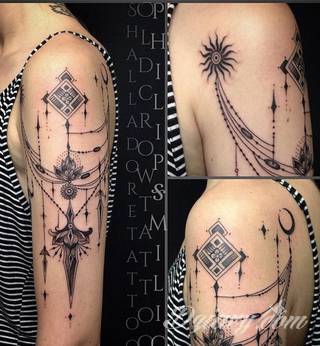 Niesamowite w swojej formie tatuaże-rękawy zajmują cała powierzchnię ramiona i przedramiona. Tworzą jednolitą zdobiącą ciało całość. Taki graficzny rękaw na skórze to tatuaż szczególnie ciekawy w przypadku aktywnych, silnych mężczyzn. 