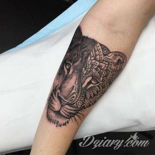 Niesamowite w swojej formie tatuaże-rękawy zajmują cała powierzchnię ramiona i przedramiona. Tworzą jednolitą zdobiącą ciało całość. Taki graficzny rękaw na skórze to tatuaż szczególnie ciekawy w przypadku aktywnych, silnych mężczyzn. 